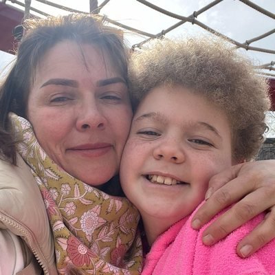 Elodie et Hanna, souriantes, serrées l'une contre l'autre