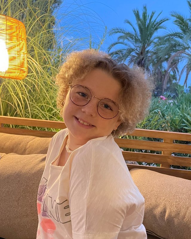 Hanna, souriante, avec ses lunettes