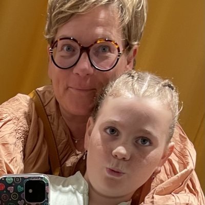 Laure et Hanna, joue contre joue