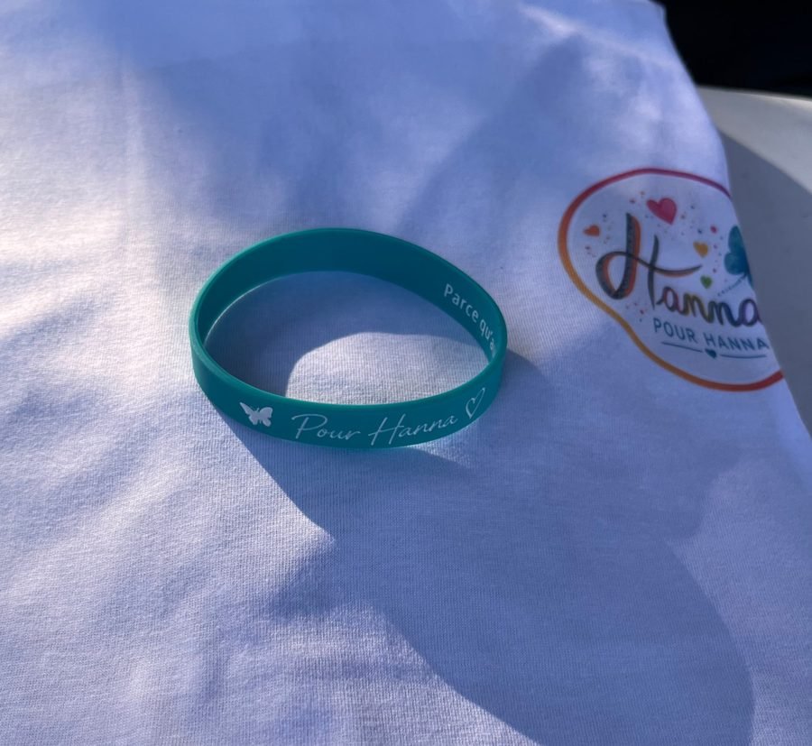 Devant du t-shirt avec le logo Pour Hanna, et le bracelet turquoise